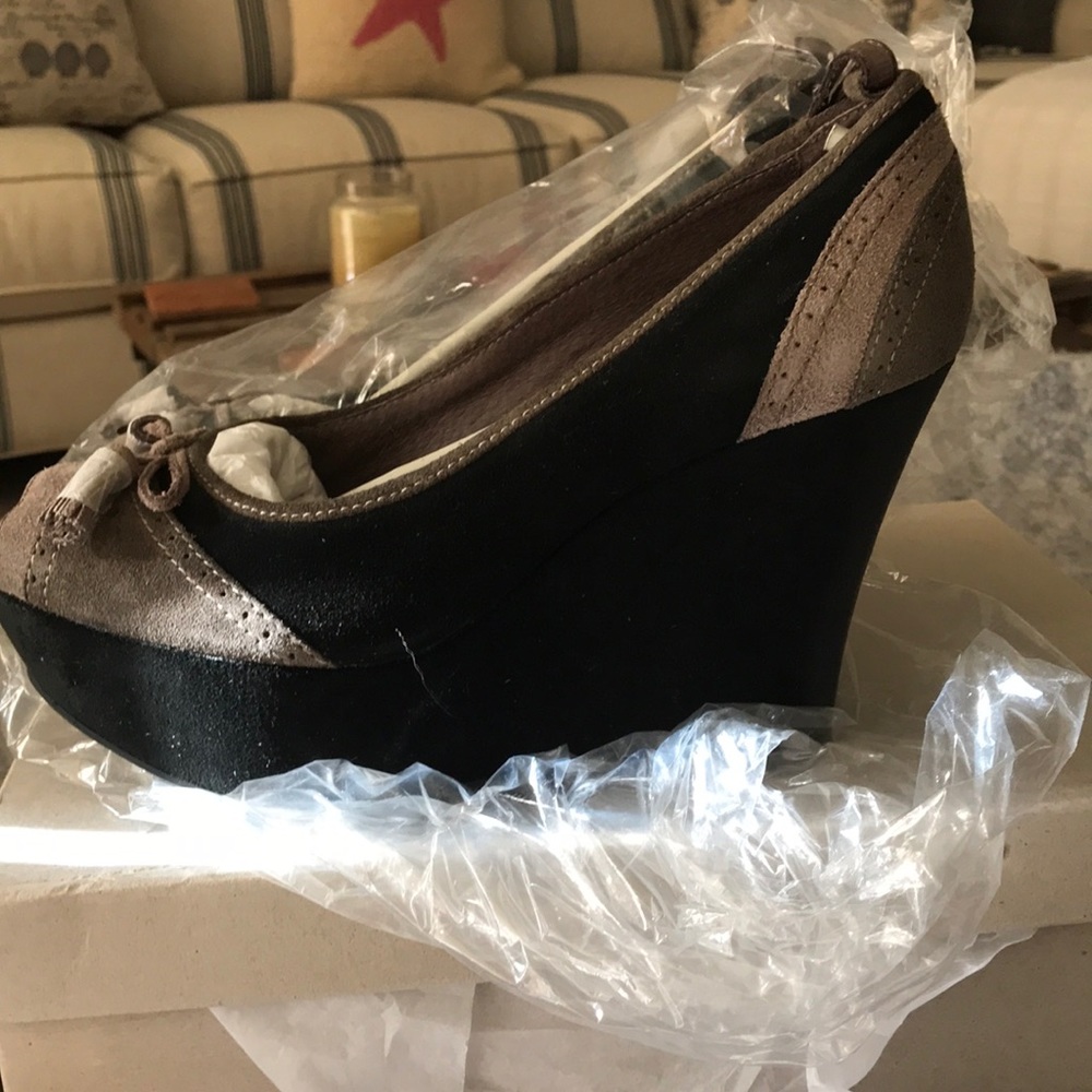 Shoes - Picture 2 of 7